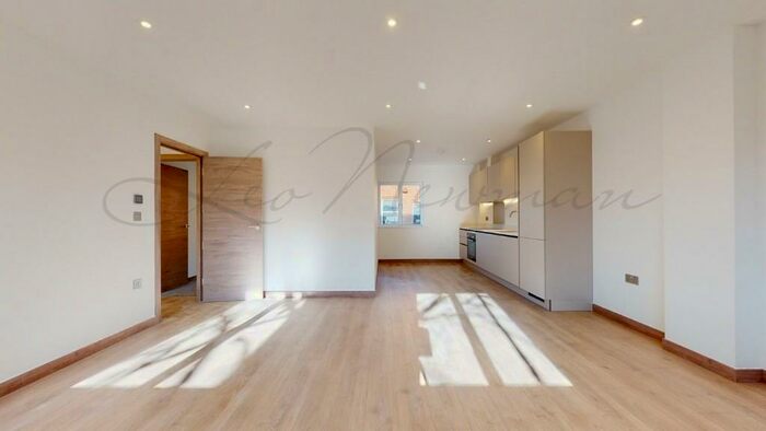 2 Bedroom Flat To Rent In High Street, Thames Ditton, Surrey, KT7