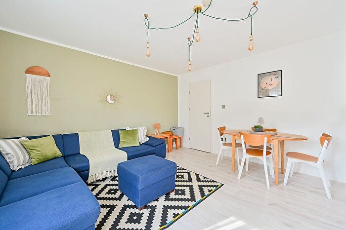 2 Bedroom Maisonette To Rent In Middlesex, Isleworth, TW7
