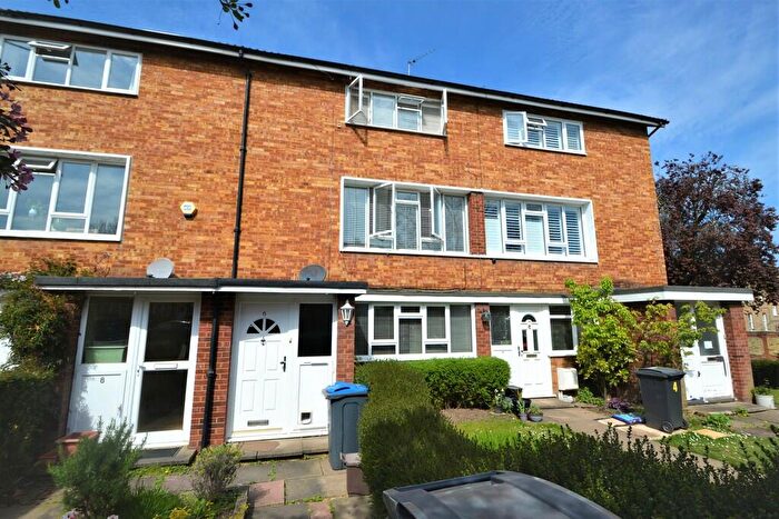 2 Bedroom Apartment To Rent In Ardmay Gardens, Surbiton, KT6