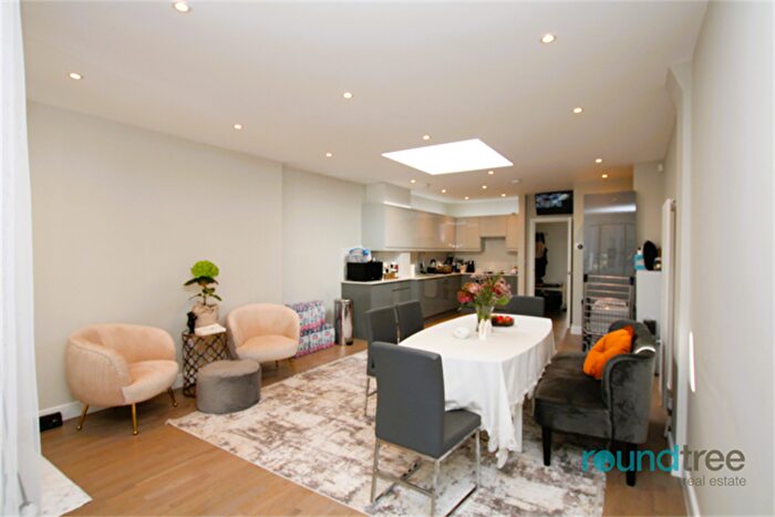 4 Bedroom Flat To Rent In St. Marys Crescent, Hendon, NW4