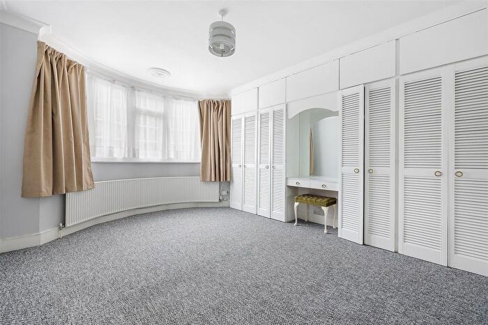 3 Bedroom Semi-Detached House To Rent In Courthouse Road, London, N12