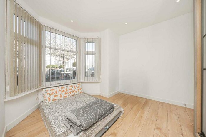 3 Bedroom Flat For Sale In Park Road, London, NW4
