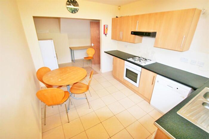 3 Bedroom Flat To Rent In North Hill Road, Leeds, LS6