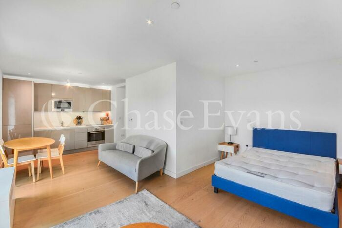 Studio To Rent In Tyler Court, Trafalgar Place, Elephant & Castle, SE17