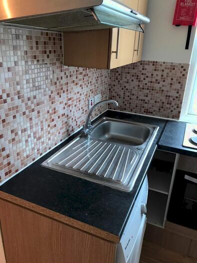 Studio To Rent In Yew Grove, London, NW2