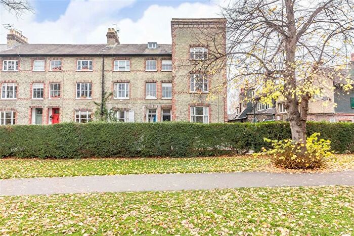 3 Bedroom Flat To Rent In Cromwell Place, London, SW14