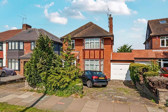 4 Bedroom Link Detached House For Sale In Winchmore Hill Road, Winchmore Hill, London, N21