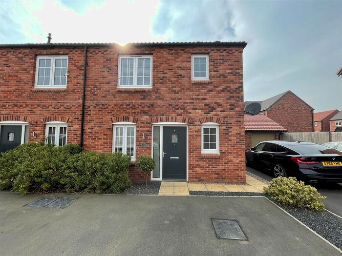 3 Bedroom Town House To Rent In Yarnsworth Road, Middlebeck, Newark, NG24