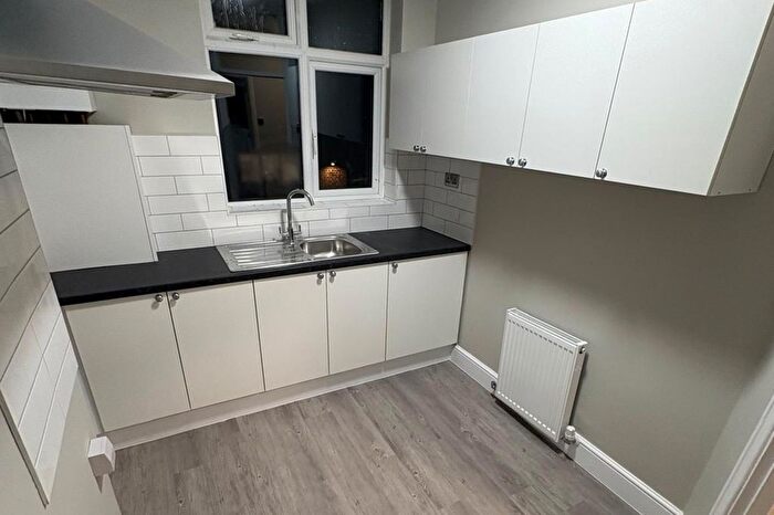 2 Bedroom Flat For Sale In Nether Street, London, N3