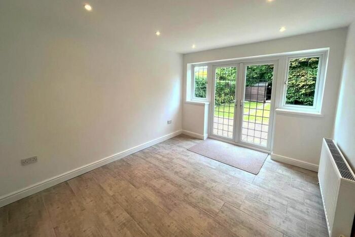 3 Bedroom Semi-Detached House To Rent In Elmside, Guildford, GU2