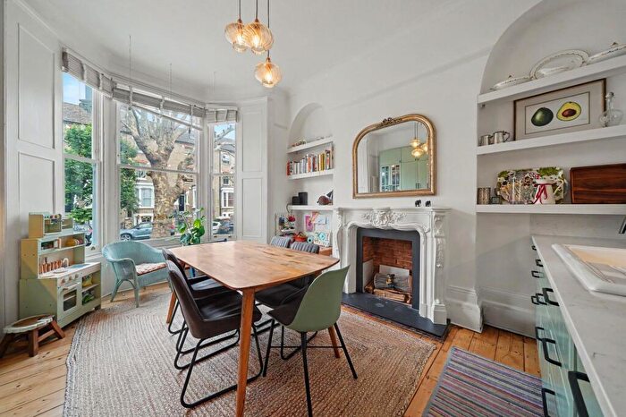 3 Bedroom Flat For Sale In Hanley Road, London, N4