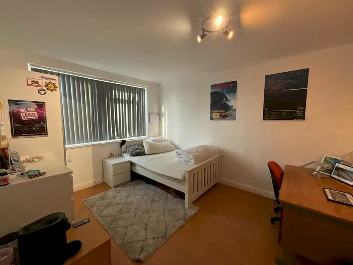 5 Bedroom Semi-Detached House To Rent In Rolleston Drive, Nottingham, Nottinghamshire, NG7