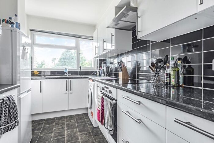 2 Bedroom Flat To Rent In Foxgrove Road, Beckenham, Kent, BR3