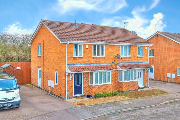 3 Bedroom Semi-Detached House For Sale In Stratfield Way, Kettering, Northamptonshire, NN15