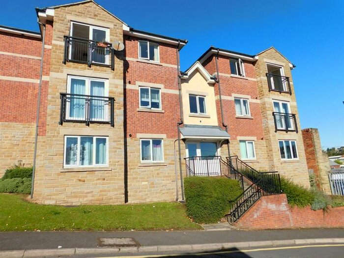 2 Bedroom Flat To Rent In College View, Dewsbury WF13