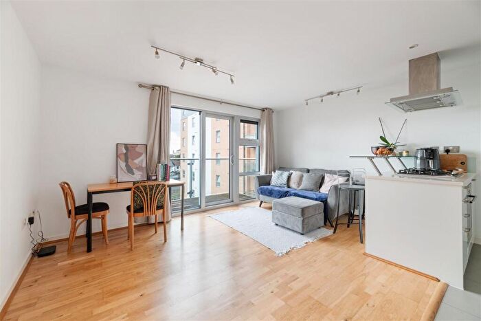 1 Bedroom Apartment For Sale In Queen Mary Avenue, South Woodford, E18