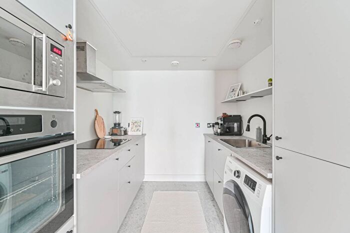 2 Bedroom Flat To Rent In Mast Quay, Woolwich, London, SE18