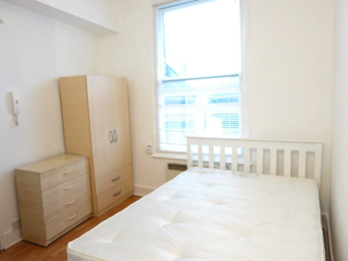Apartment To Rent In High Road, London, N15