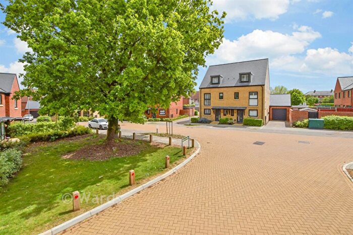4 Bedroom Semi-Detached House For Sale In Aviator Drive, Kings Hill, West Malling, Kent, ME19
