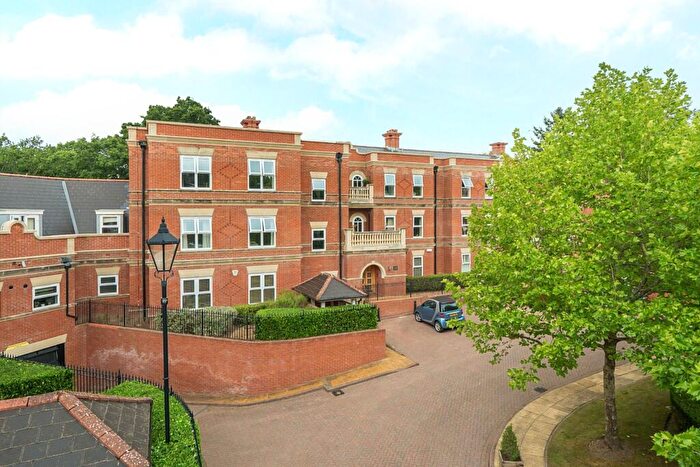 2 Bedroom Flat For Sale In Franklin Court, Wormley, Surrey, GU8