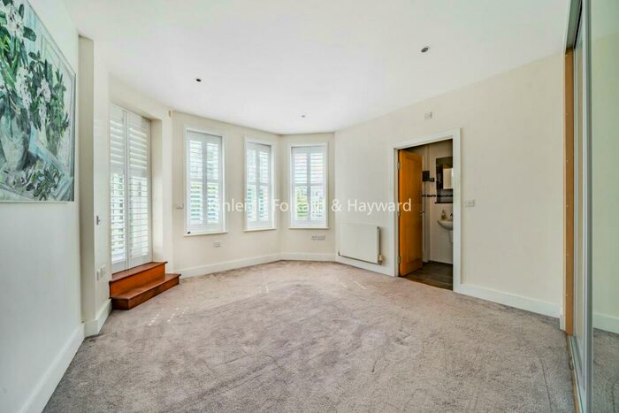 2 Bedroom Flat For Sale In Westerham Road, Keston, BR2