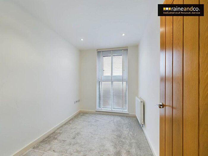 2 Bedroom Flat To Rent In Darkes Lane, Potters Bar, EN6