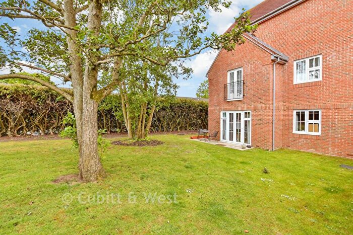 1 Bedroom Flat For Sale In Waterfield, Tadworth, Surrey, KT20