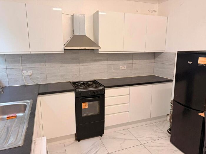 2 Bedroom Flat To Rent In Charlemont Road, Eastham, E6
