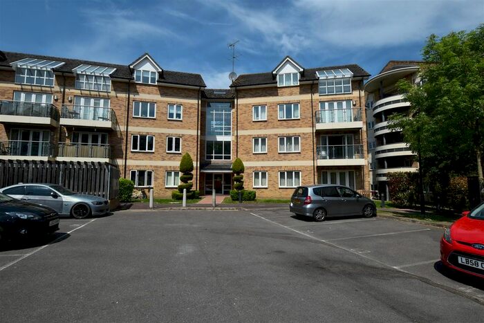4 Bedroom Flat To Rent In Branagh Court, Reading, RG30