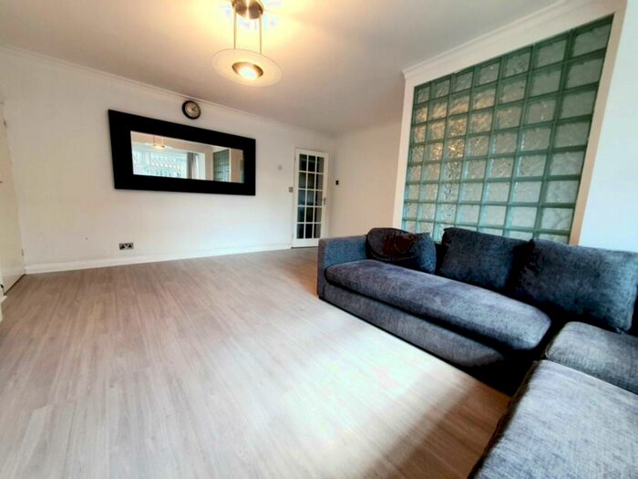 2 Bedroom Flat To Rent In Victoria Road, Ruislip, HA4