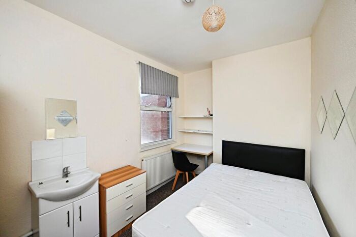 1 Bedroom House To Rent In Park Road, Lenton, NG7