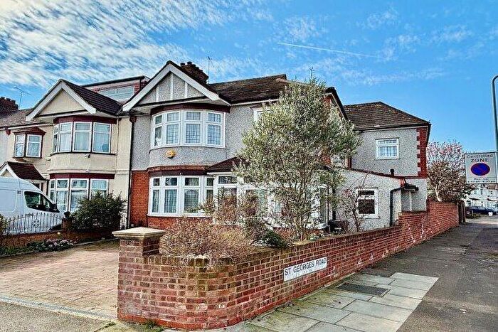 4 Bedroom Property To Rent In Cranbrook Rise, Ilford, IG1