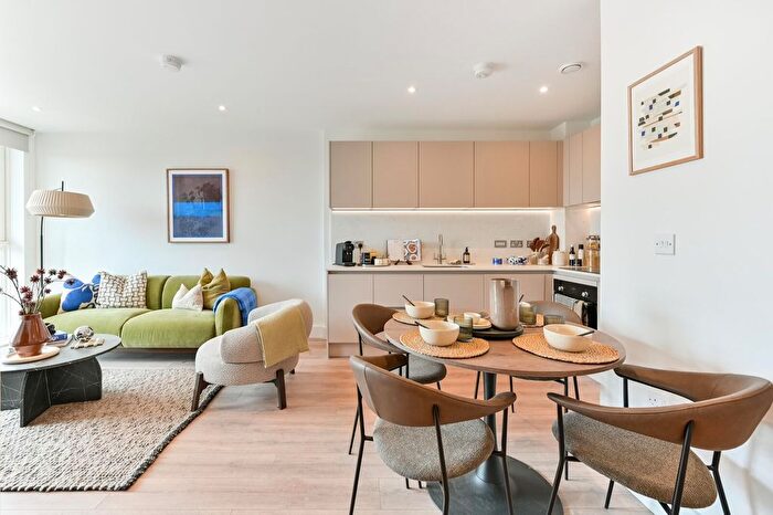 2 Bedroom Flat To Rent In Refinery Square, Slough, London, SL1