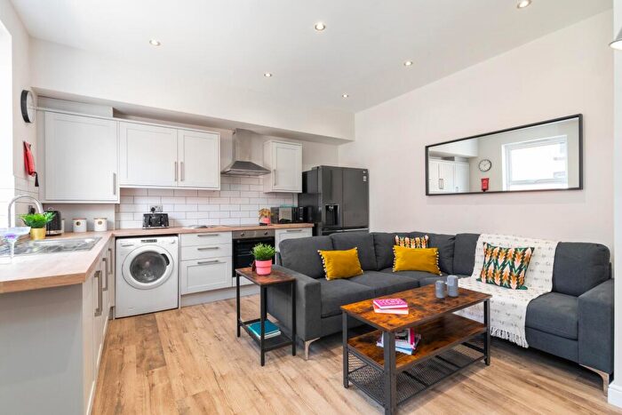 4 Bedroom House To Rent In Autumn Avenue, Leeds, LS6