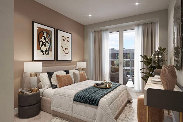 2 Bedroom Flat For Sale In King George's Gate, Earlsfield, London, SW18