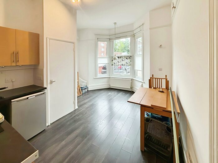 Flat To Rent In Cedar Road, Sutton, SM2