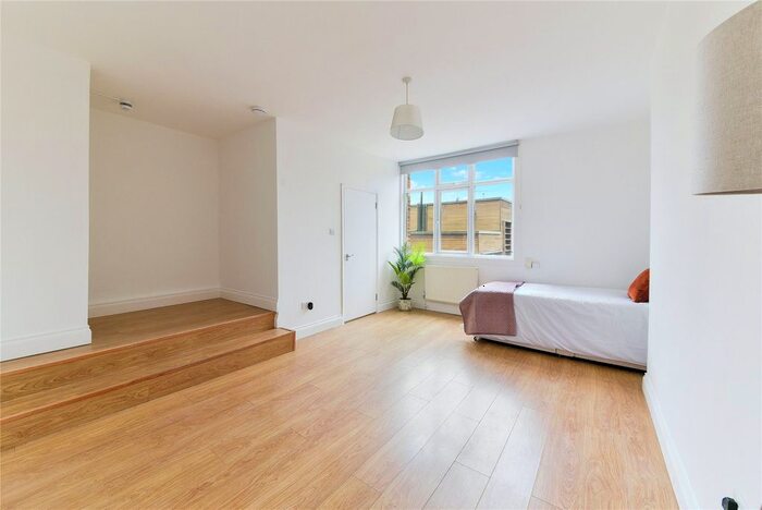 Studio To Rent In Mount View Road, London, N4