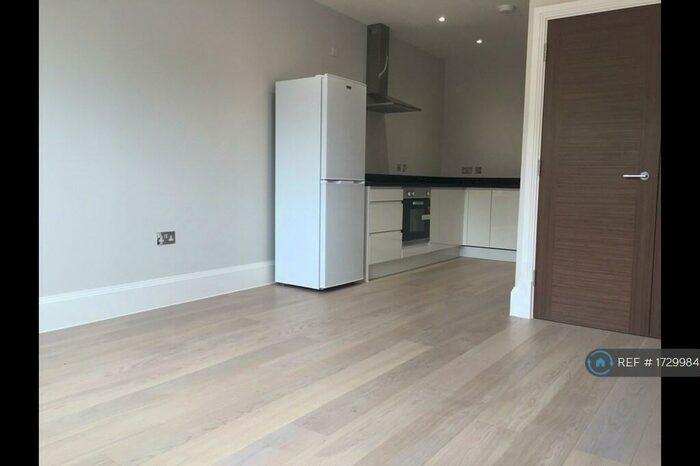 2 Bedroom Flat To Rent In Orbital House, Caterham, CR3