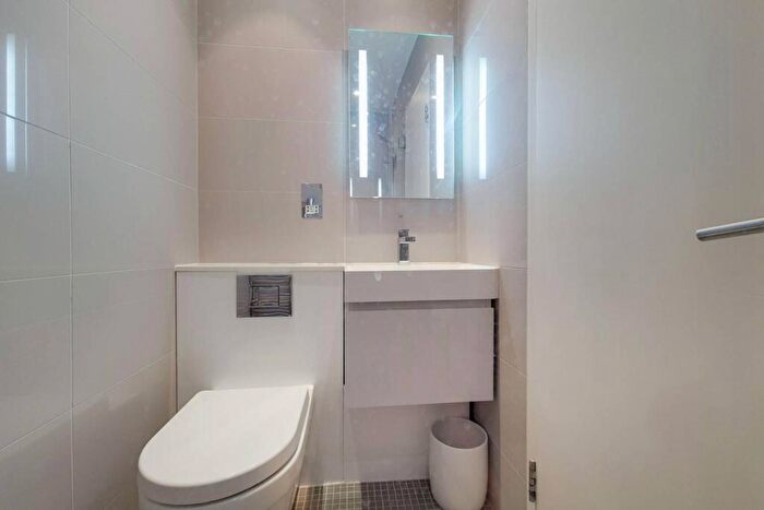 2 Bedroom Flat To Rent In East Heath Road, Hampstead, London, NW3