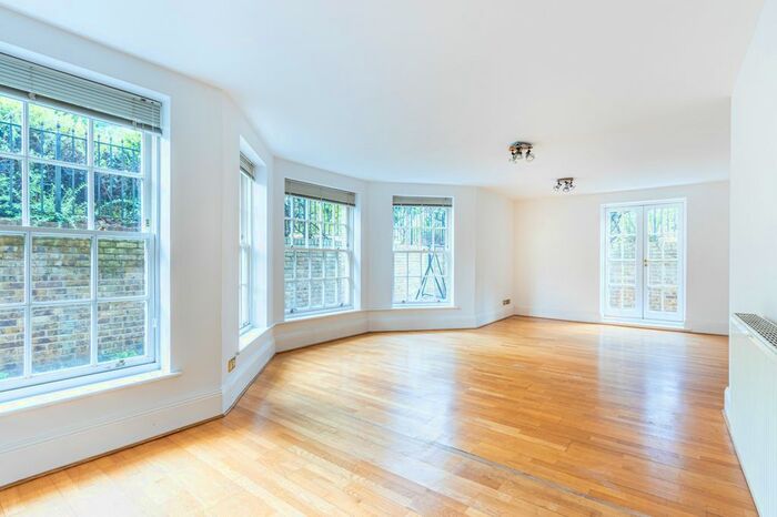 2 Bedroom Flat To Rent In Princess Park Manor, Royal Drive, London, N11