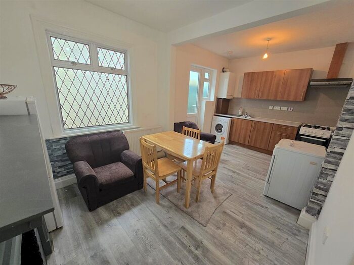 2 Bedroom Detached Bungalow To Rent In Tentelow Lane, Southall, UB2