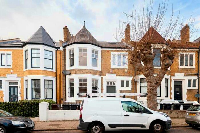 3 Bedroom Flat To Rent In Kyverdale Road, Stoke Newington, N16