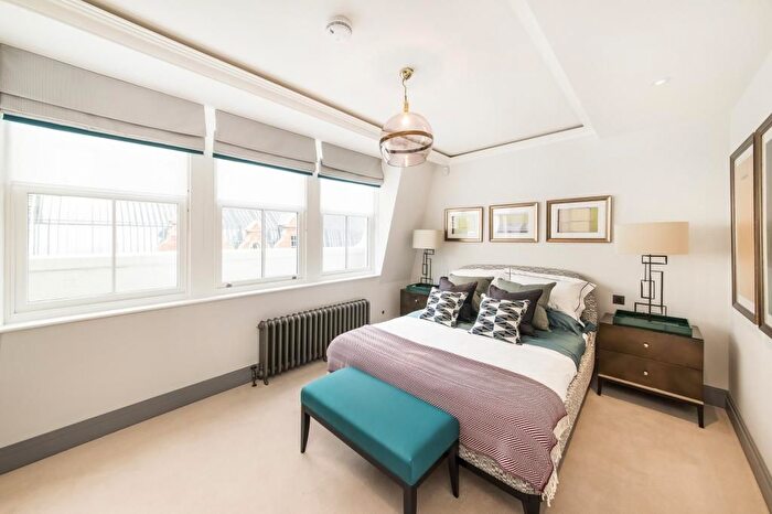 3 Bedroom Flat To Rent In Southampton Street, Covent Garden, WC2E