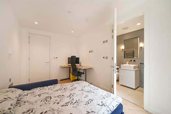 3 Bedroom Flat To Rent In Oberman Road, Brent, NW10