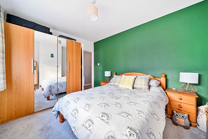 2 Bedroom Flat For Sale In Birchwood Road, West Byfleet, KT14