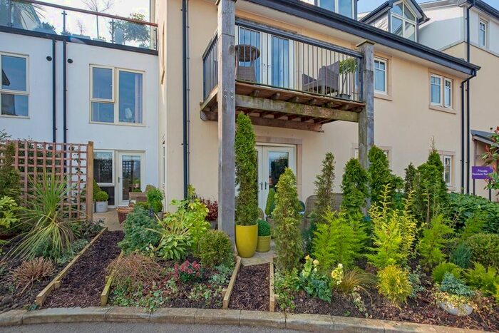 2 Bedroom Flat For Sale In Ben Rhydding Drive, Ben Rhydding, Ilkley, LS29