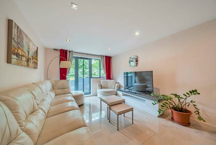 3 Bedroom Flat To Rent In Agate Close, Park Royal, London, NW10