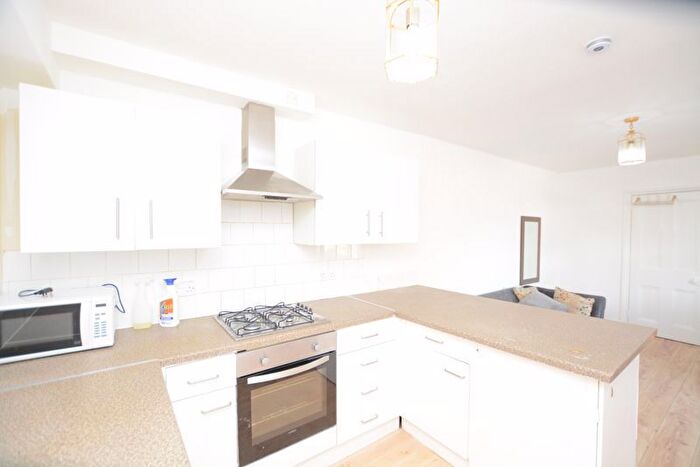 3 Bedroom Flat To Rent In South Street, Isleworth, TW7