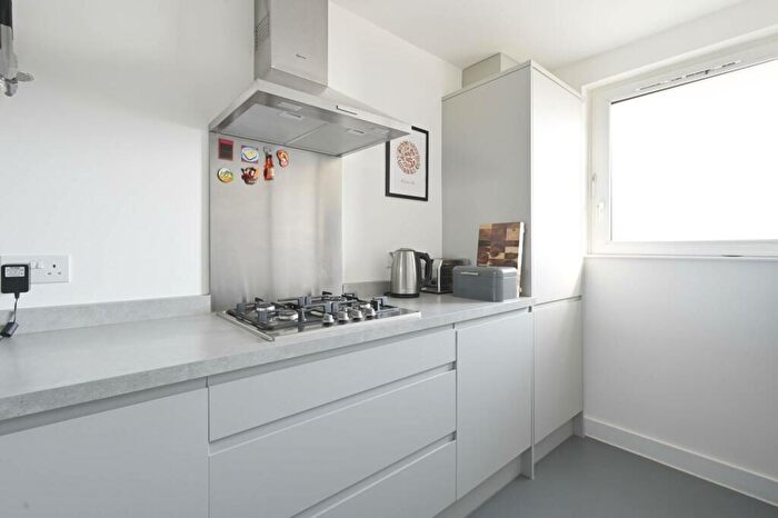 2 Bedroom Maisonette To Rent In Burdett Road, , Limehouse, London, E14