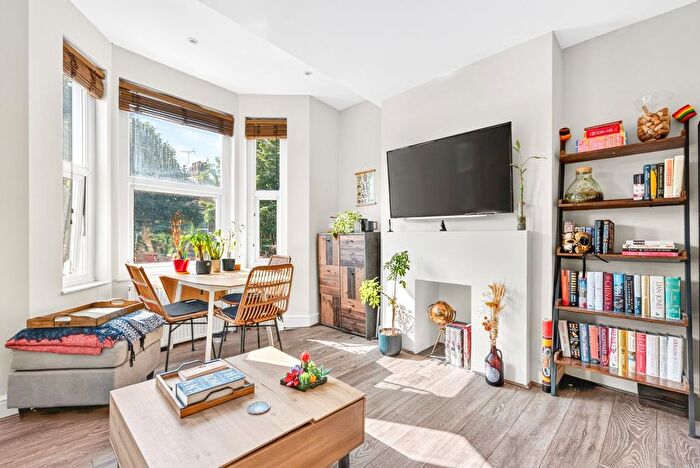 2 Bedroom Flat For Sale In Leythe Road, Acton, W3